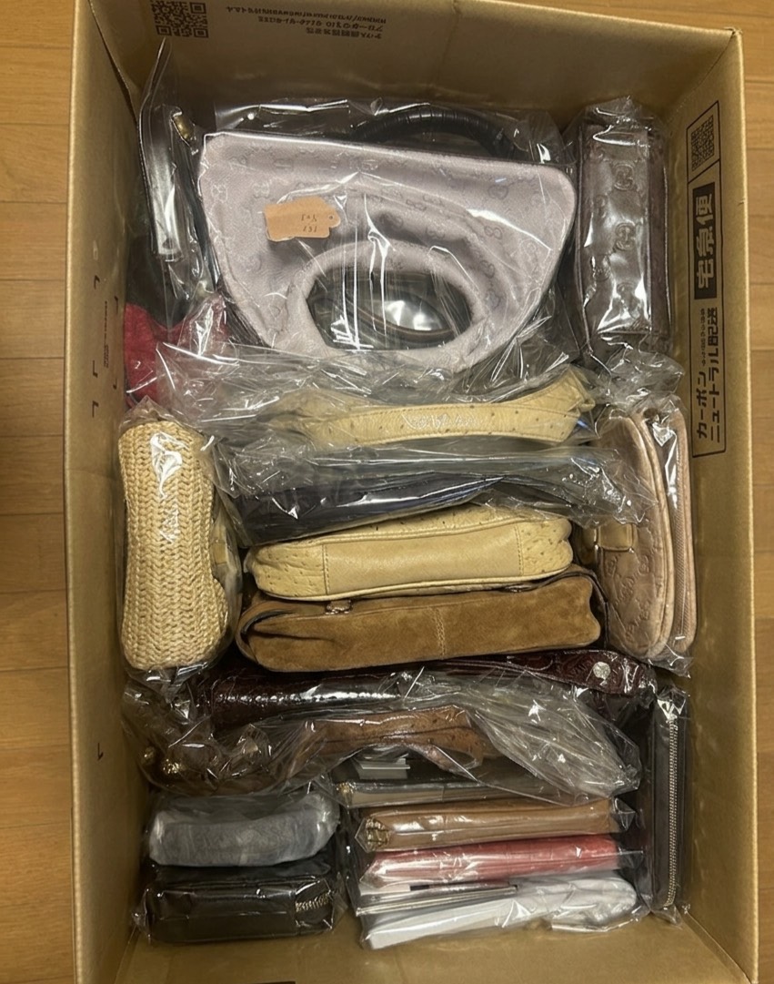 段ボール内の丁寧な商品保管